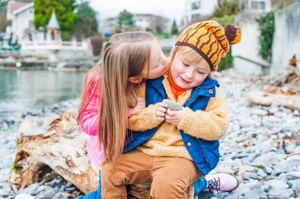 Adorables enfants jouant ensemble à l'extérieur — Photo