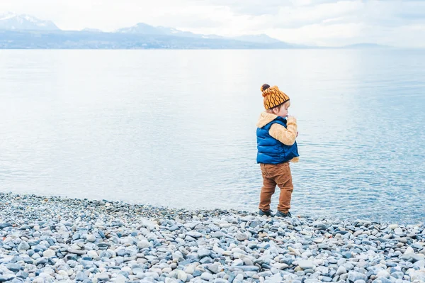 Ładny toddler chłopiec gra nad jeziorem — Zdjęcie stockowe