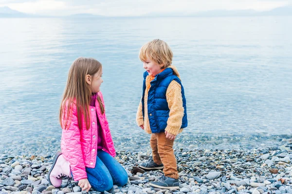 Bambini adorabili che giocano insieme all'aperto — Foto Stock