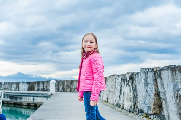 На відкритому повітрі портрет милої маленької дівчинки в яскраво-рожевому піджаку — стокове фото