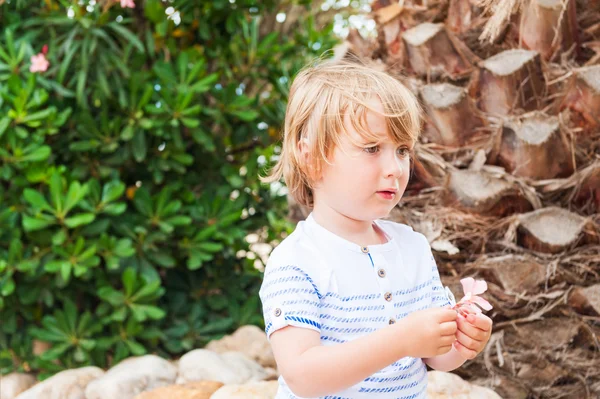 Outdoor Portret van een schattige peuter jongen — Stockfoto