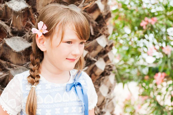 Portrait extérieur d'une mignonne petite fille — Photo