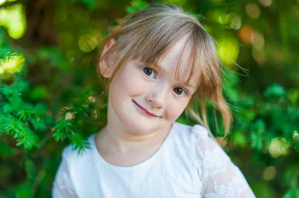 Retrato de cerca de una niña bonita, fondo verde — Foto de Stock