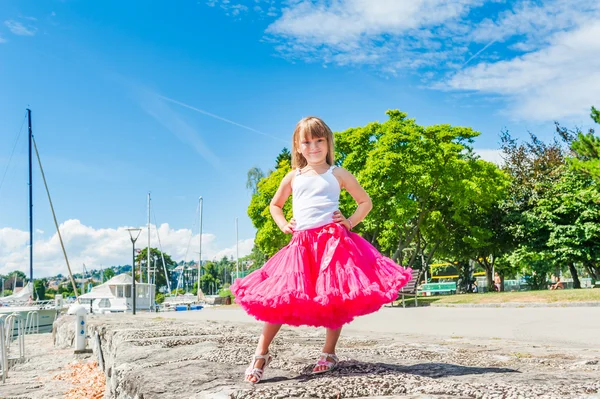 Sommerporträt eines süßen kleinen Mädchens — Stockfoto