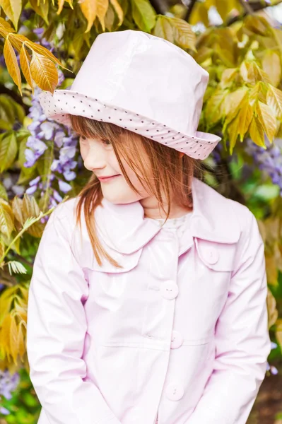 Spring portrait of a cute little girl on a rainy day — Stock Photo, Image