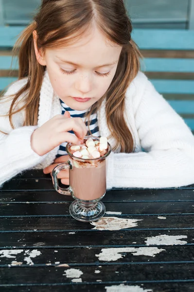 Adorable niña bebiendo chocolate caliente al aire libre — Foto de Stock