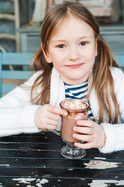 Adorável menina bebendo chocolate quente ao ar livre — Fotografia de Stock