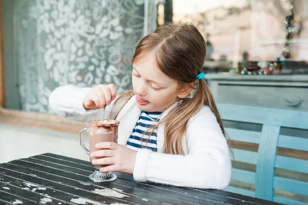 핫 초콜릿을 야외에서 마시는 귀여운 어린 소녀 — 스톡 사진