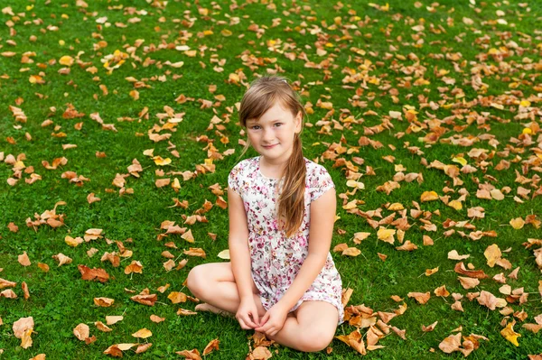 Outdoor portrait of cute little girl — Stock Photo, Image