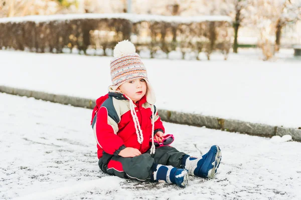 İlk kar ile oynayan sevimli yürümeye başlayan çocuk — Stok fotoğraf
