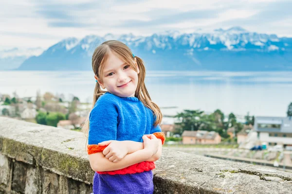 Sevimli küçük bir kız güzel görünümü karşı açık portresi — Stok fotoğraf