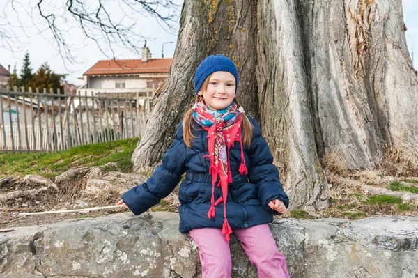 Cute dziewczynka zabawa zewnątrz — Zdjęcie stockowe