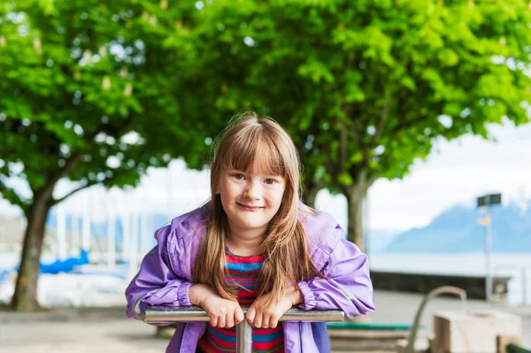 Outdoor Portret van schattig klein meisje in een park op een mooie dag — Stockfoto