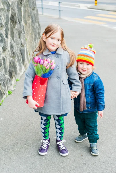 Весенний портрет очаровательных детей — стоковое фото