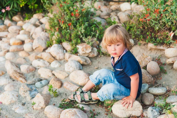 日没でかわいい幼児男の子の屋外のポートレート — ストック写真