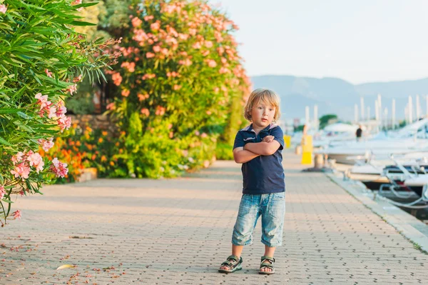 Retrato ao ar livre de um menino bonito criança no pôr do sol — Fotografia de Stock