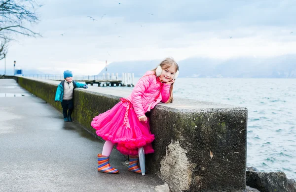Outddor portrait of a cute little girl in a bright pink clothes — Stock Photo, Image