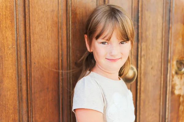 Retrato al aire libre de una linda niña — Foto de Stock