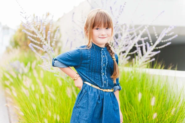 Retrato al aire libre de una linda niña —  Fotos de Stock