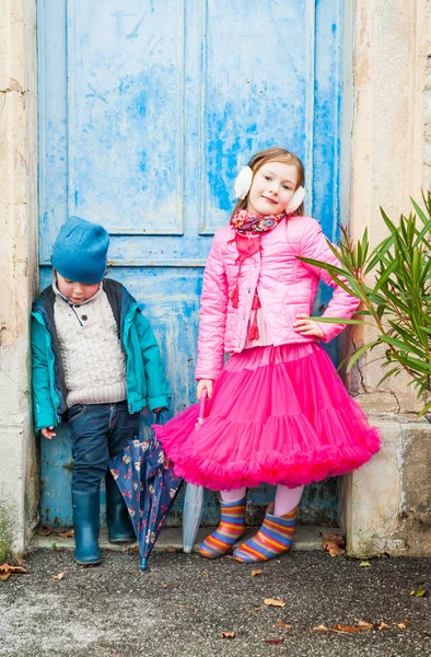 Retrato ao ar livre de crianças bonitos — Fotografia de Stock