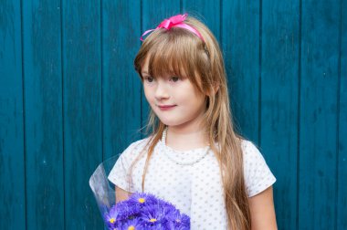 Mor çiçekler buket sevimli küçük kız