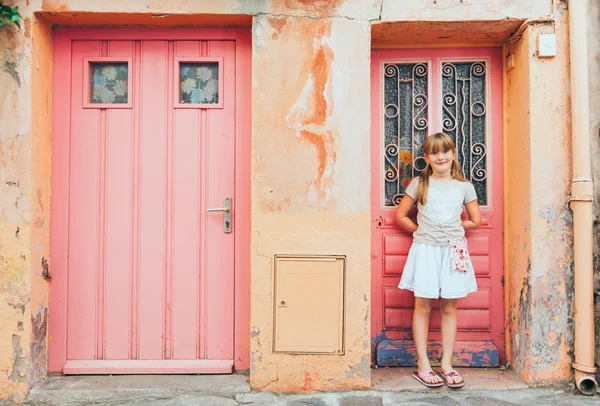 Zewnątrz portret cute dziewczynka — Zdjęcie stockowe