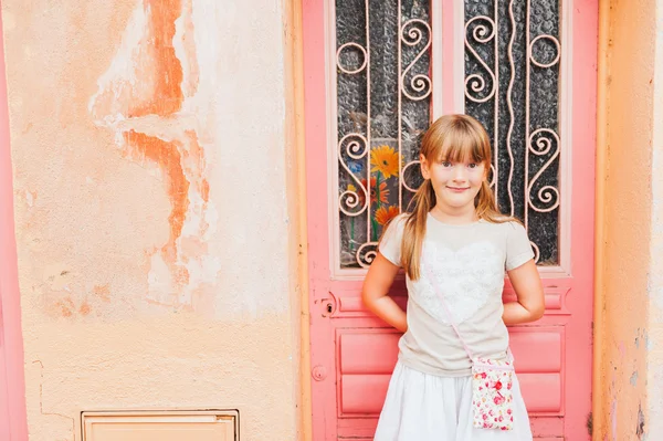 Retrato al aire libre de una linda niña — Foto de Stock