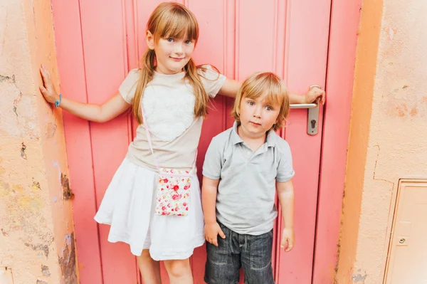 Outdoor Portret van schattige kinderen — Stockfoto