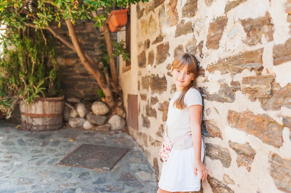 Outdoor portrait of a cute little girl — Stock Photo, Image