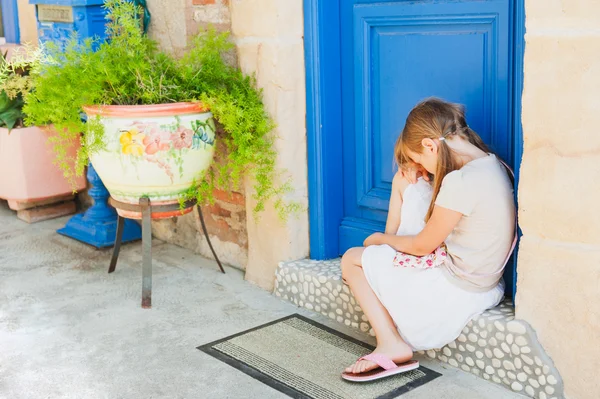 Retrato ao ar livre de uma menina triste bonito — Fotografia de Stock