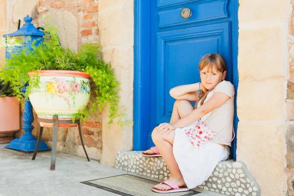 Utomhus porträtt av en söt liten flicka — Stockfoto