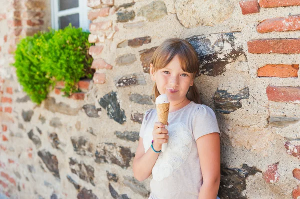 Cute dziewczynka jedzenie lodów w słoneczny dzień, na zewnątrz — Zdjęcie stockowe