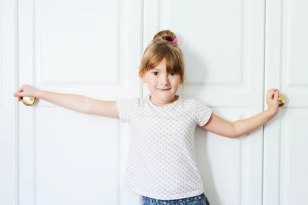 Sevimli küçük bir kız iç portresi — Stok fotoğraf