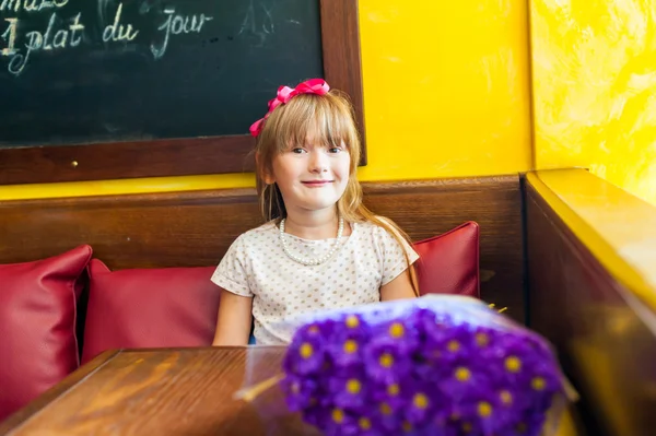漂亮的小女孩与珍珠胖的一家咖啡馆的肖像 — 图库照片