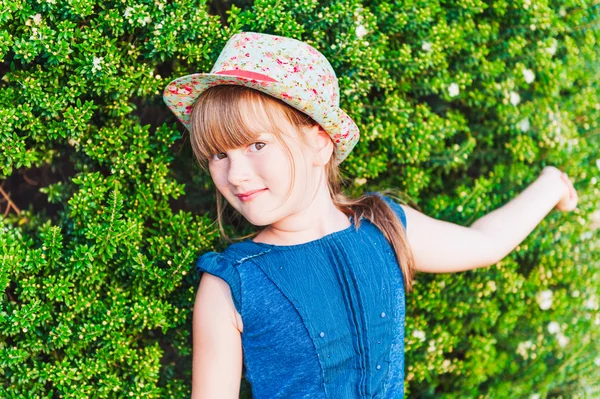 Outdoor Portret van een schattig klein meisje — Stockfoto