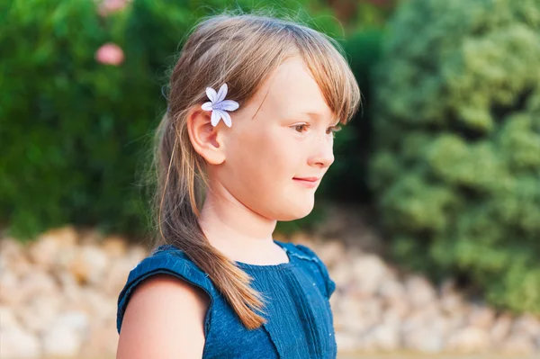 Outdoor Portret van een schattig klein meisje in profiel — Stockfoto