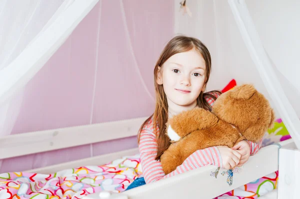 Potret gadis kecil yang menggemaskan di kamarnya — Stok Foto