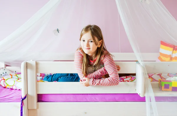 Retrato de menina adorável em seu quarto — Fotografia de Stock