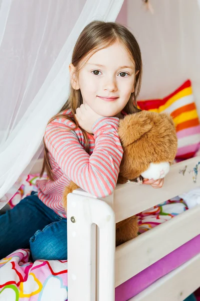 Retrato de menina adorável em seu quarto — Fotografia de Stock