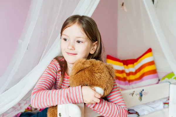 Портрет чарівної маленької дівчинки в її кімнаті — стокове фото