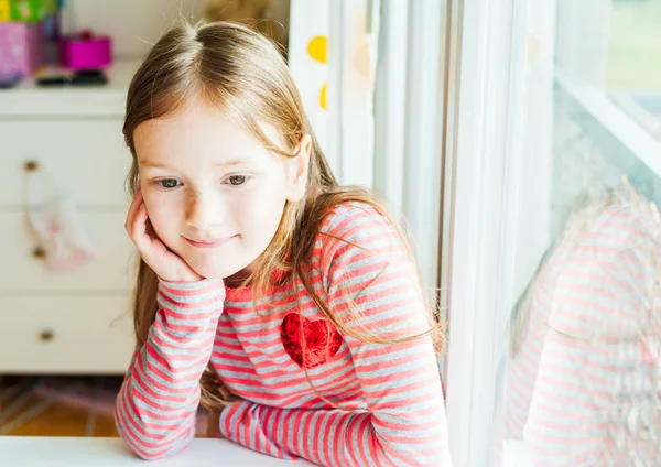 Portret van schattig klein meisje in haar kamer — Stockfoto