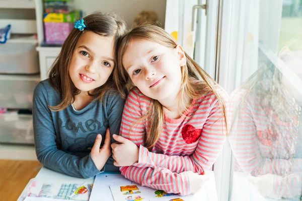 Portrait of two beautiful girl, indoors — Stock Photo, Image