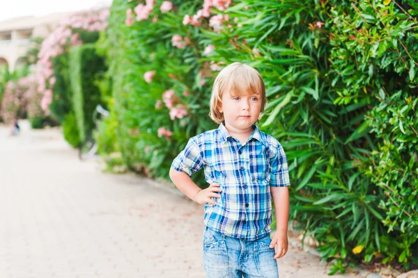 Utomhus porträtt av en söt liten knatte pojke — Stockfoto