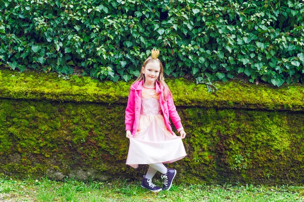 Carina bambina che gioca in un parco, indossando il costume da principessa — Foto Stock