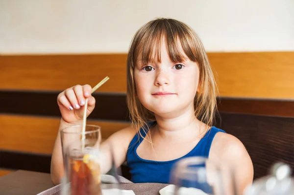 Retrato de uma linda menina no restaurante — Fotografia de Stock