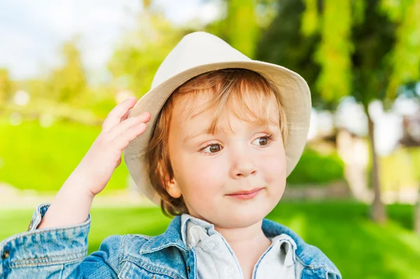Retrato ao ar livre de menino adorável criança em um dia ensolarado agradável, usando um chapéu — Fotografia de Stock