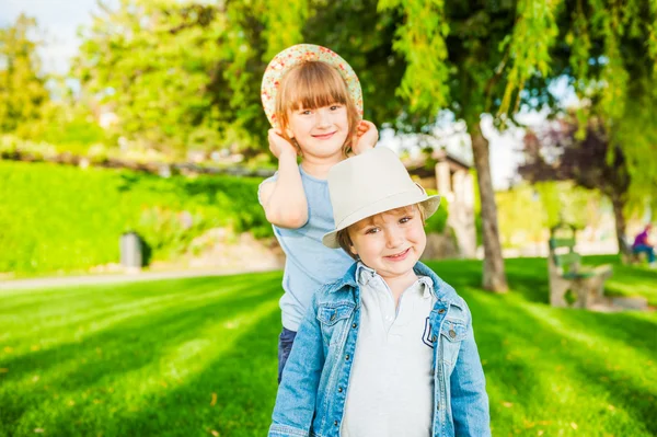 Entzückende Kinder, die draußen spielen — Stockfoto