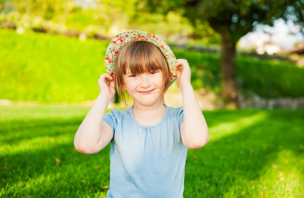 Ritratto estivo di una bambina carina in una bella giornata di sole — Foto Stock