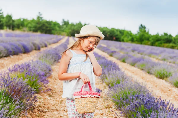Bedårande liten flicka spela lavander fältet — Stockfoto