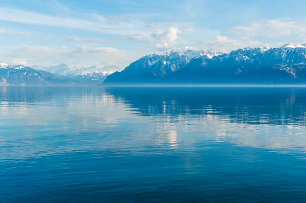 Пейзаж с горами и Женевским озером в хороший день — стоковое фото